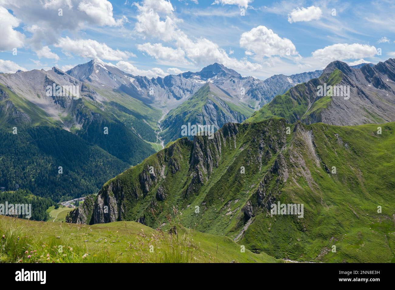 Alte vette della Svizzera con la città di Samnaun sullo sfondo. Montagne più alte. La foto è stata scattata dall'Alp Trida Sattel, Austria. Foto Stock