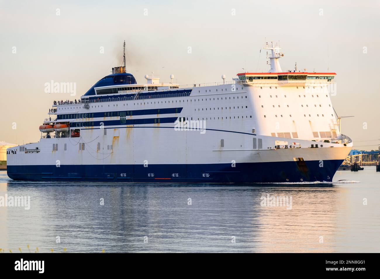 Traghetto RO-Ro che parte dal porto di Rotterdam al tramonto Foto Stock