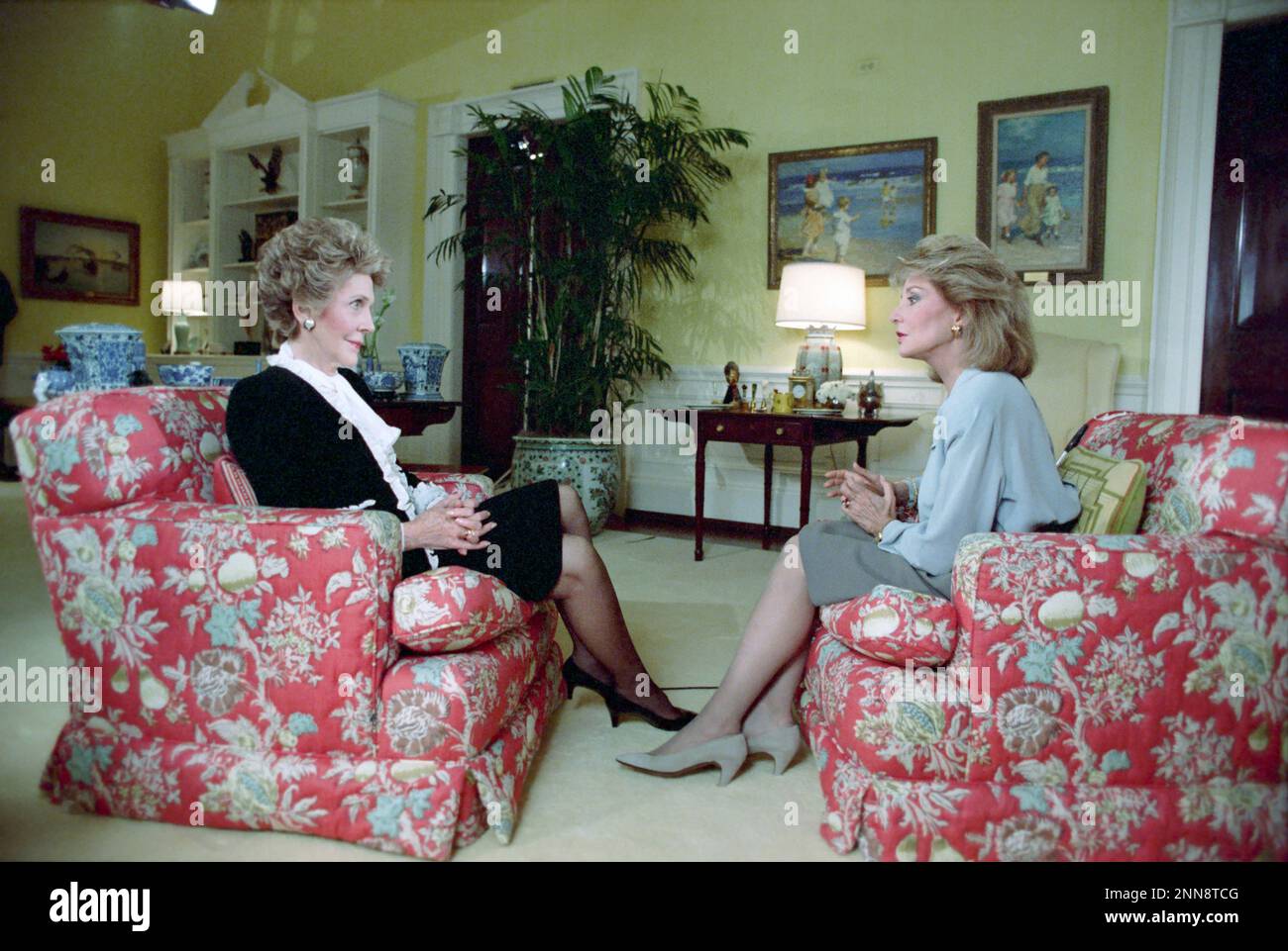 First Lady Nancy Reagan (seduta a sinistra) intervistata dalla giornalista televisiva Barbara Walters nella residenza della Casa Bianca, Washington, DC, 2/3/1988. (Foto dell'Ufficio Stampa della Casa Bianca Foto Stock