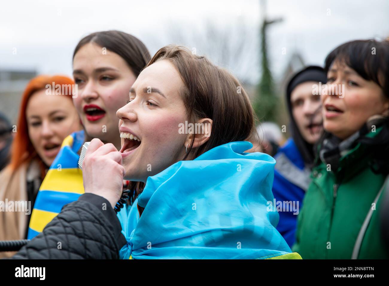 marzo ucraino Edimburgo segna un anno dallo scoppio della guerra Foto Stock