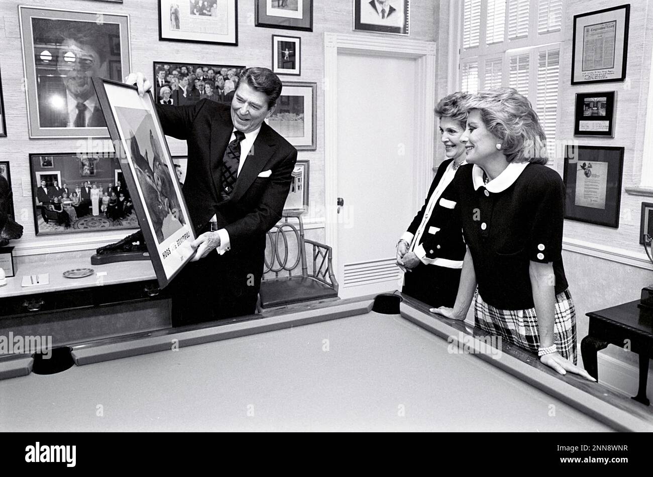 Il Presidente Ronald Reagan e Nancy Reagan nella Sala Biliardo della Casa Bianca durante un'intervista con la giornalista televisiva Barbara Walters, Washington, DC, 2/25/1986. (Foto dell'Ufficio Stampa della Casa Bianca Foto Stock