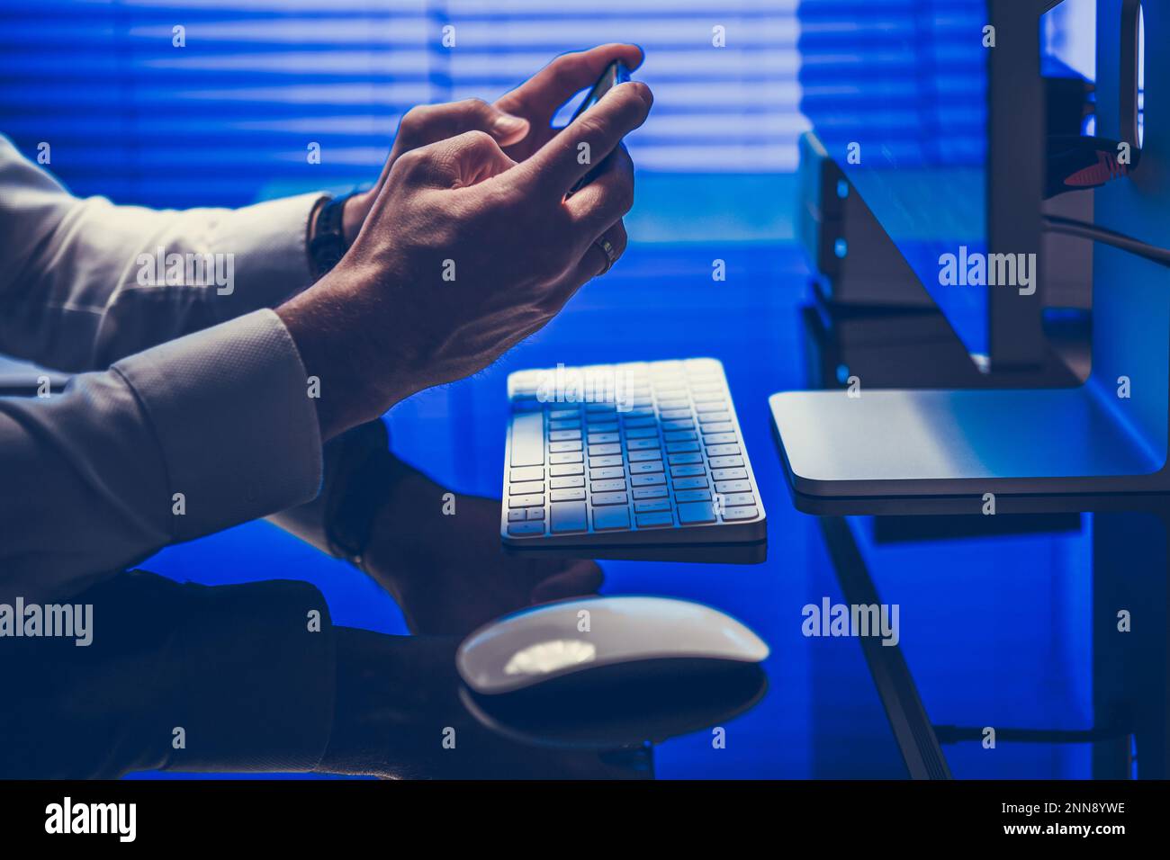 Mani d'affari che tiene il telefono. Vista laterale chiusura di Workspace in Office. Tema aziendale. Foto Stock
