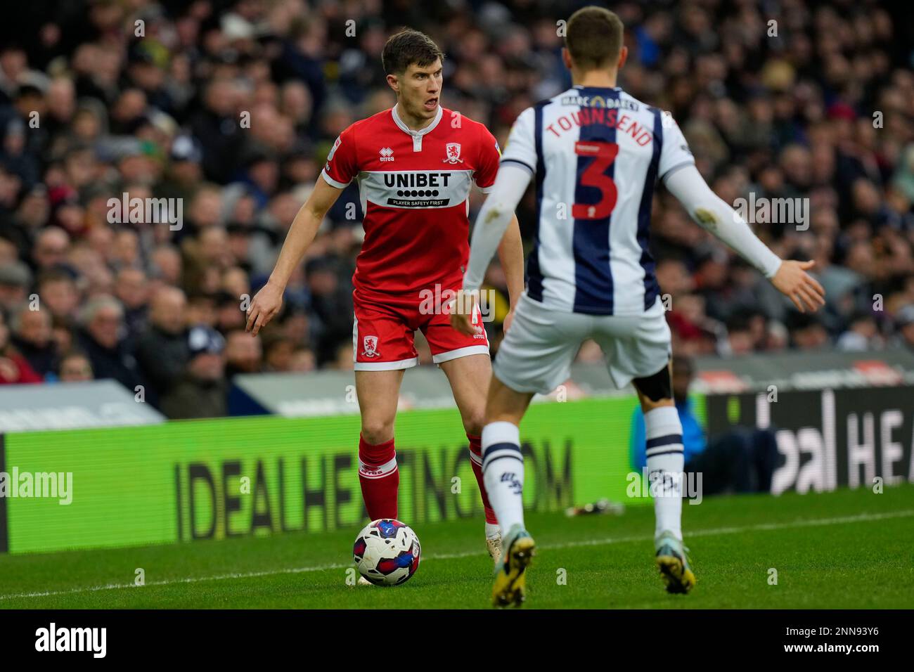 Paddy McNair #17 di Middlesbrough corre a Conor Townsend #3 di West Bromwich Albion durante la partita di campionato Sky Bet West Bromwich Albion vs Middlesbrough a The Hawthorns, West Bromwich, Regno Unito, 25th febbraio 2023 (Foto di Steve Flynn/News Images) Foto Stock