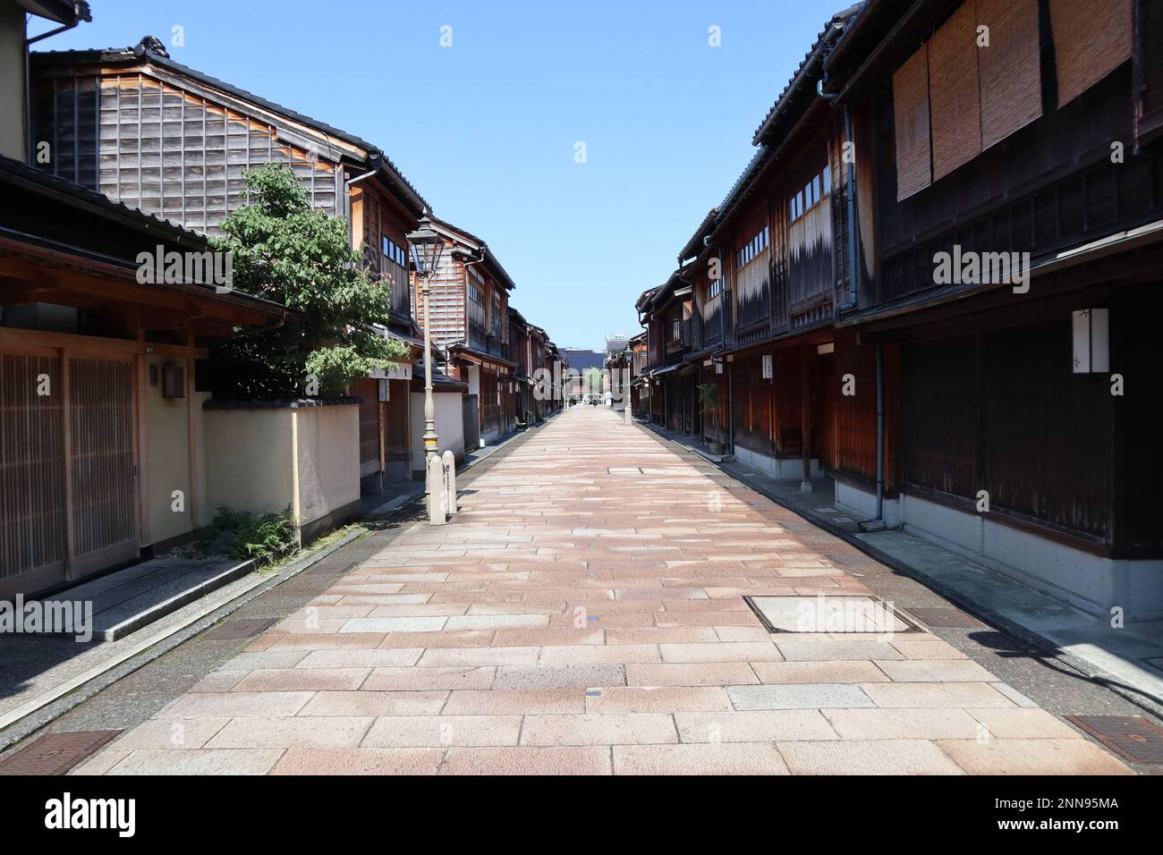 Distretto di Higashi-Chaya a Kanazawa, Giappone (le parole sulle lampade della casa indicano il nome di questa strada 'Higashi') Foto Stock