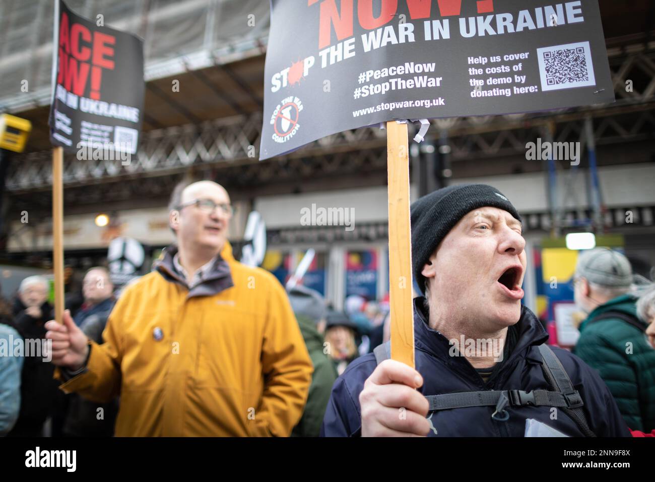 Londra, Regno Unito. 25th Feb, 2023. Due manifestanti attendono l'inizio della manifestazione nazionale. Un anno fa, la Russia ha invaso l'Ucraina, causando la morte di migliaia di persone. Il movimento Stop the War vuole che si svolga un dialogo di pace, non l'armamento di una guerra in corso che va a vantaggio solo dei produttori di armi. Credit: Andy Barton/Alamy Live News Foto Stock
