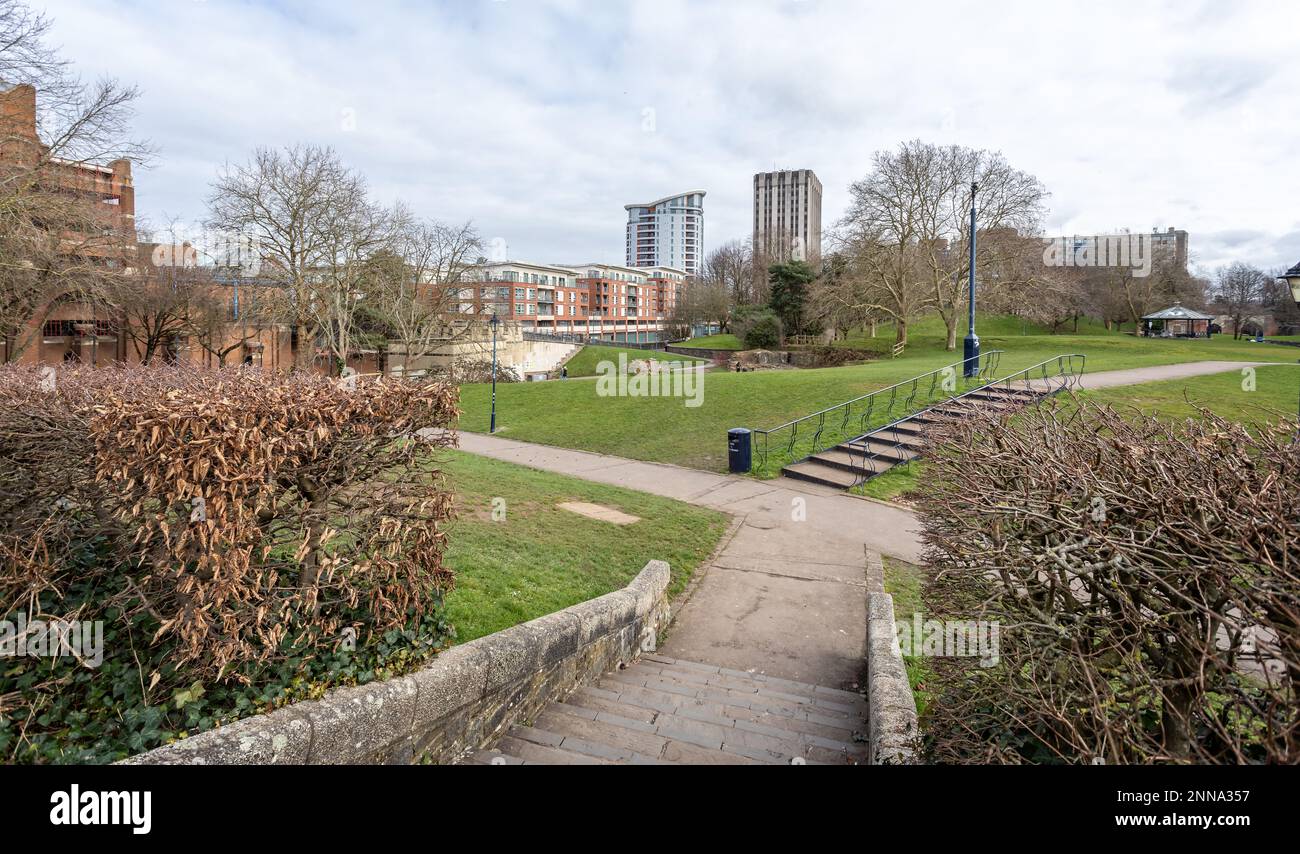 Vista del parco del castello verso il centro commerciale Broadmead di Bristol, Regno Unito, il 25 febbraio 2023 Foto Stock