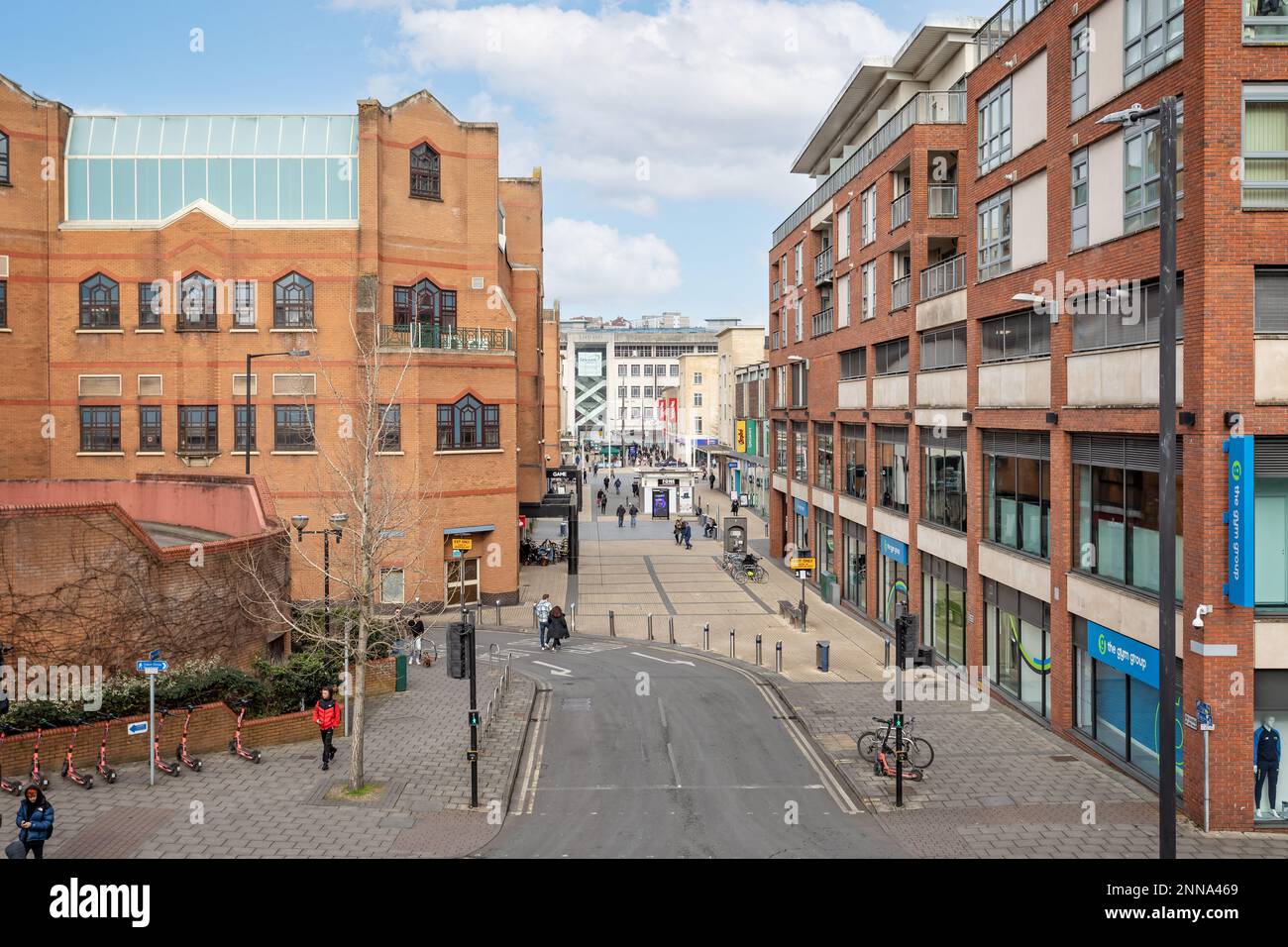 Vista dal parco del castello che si affaccia lungo Merchant Street fino al centro commerciale Bristol, Broadmead, Regno Unito, il 25 febbraio 2023 Foto Stock