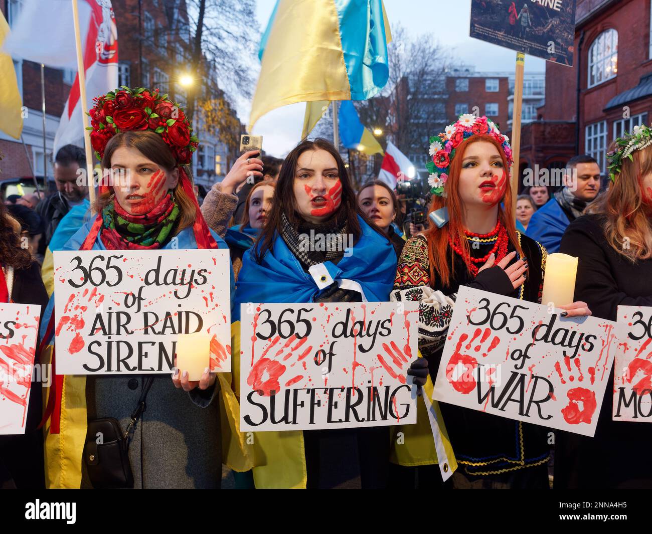 Manifestanti a una veglia accesa a candela dal Consolato russo a Londra nel primo anniversario dell'invasione dell'Ucraina, 24 febbraio 2023 Foto Stock