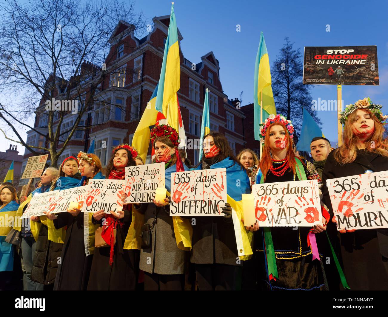 Manifestanti a una veglia accesa a candela dal Consolato russo a Londra nel primo anniversario dell'invasione dell'Ucraina, 24 febbraio 2023 Foto Stock