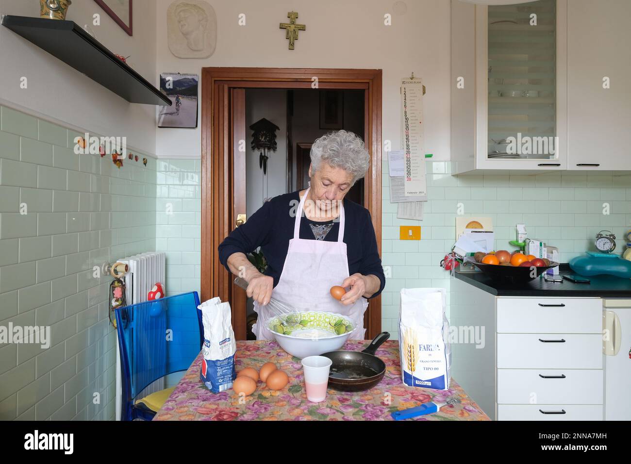 Donna che prepara ingredienti per cenci, Cenci o Stracci italiani, che letteralmente significano stracci. Toscana, Italia Foto Stock