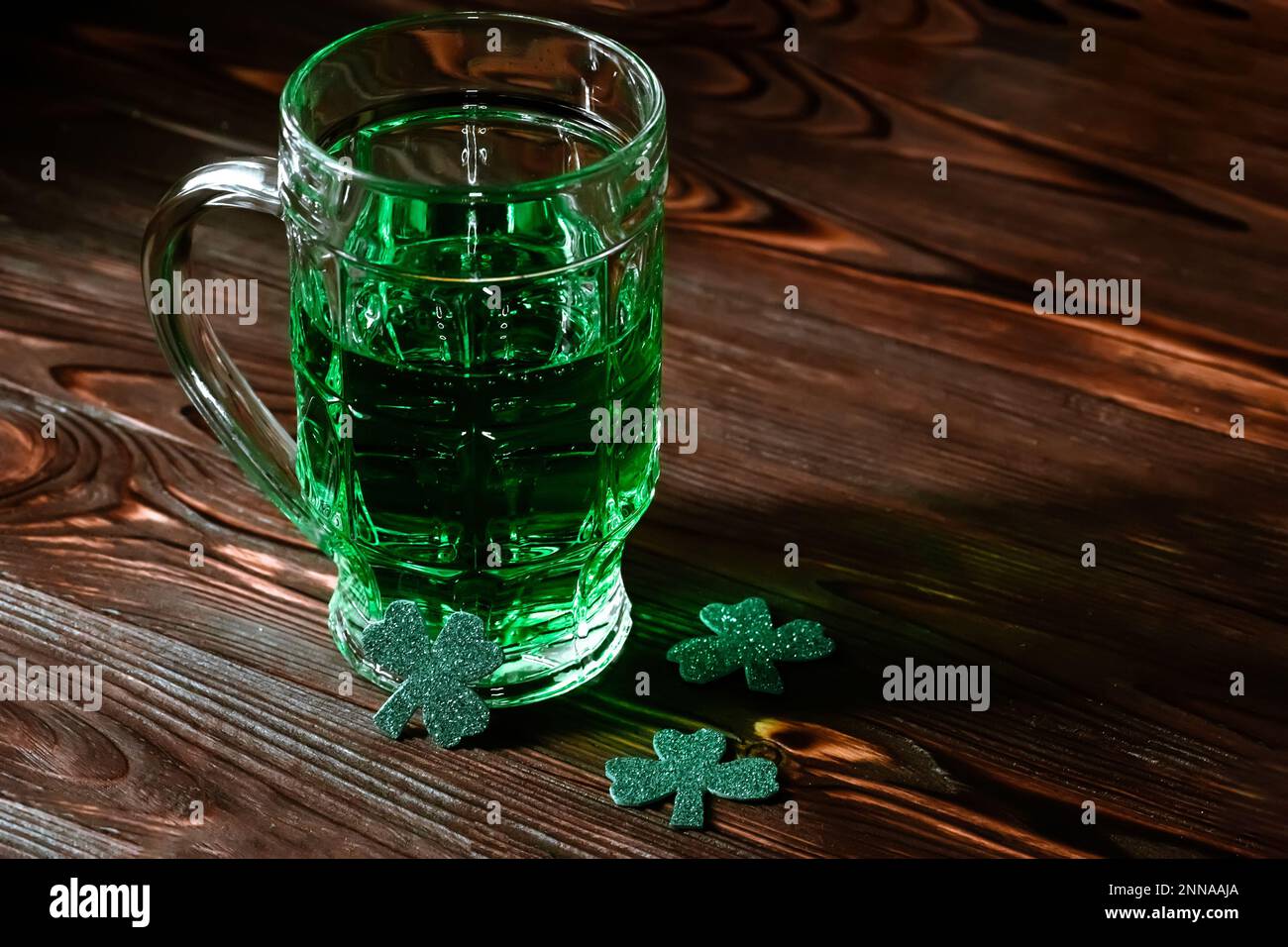 Verde trifoglio fortunato. Festa il giorno di Patrick. Una tradizione di vacanza e un bicchiere festoso di abete verde in un pub irlandese Foto Stock