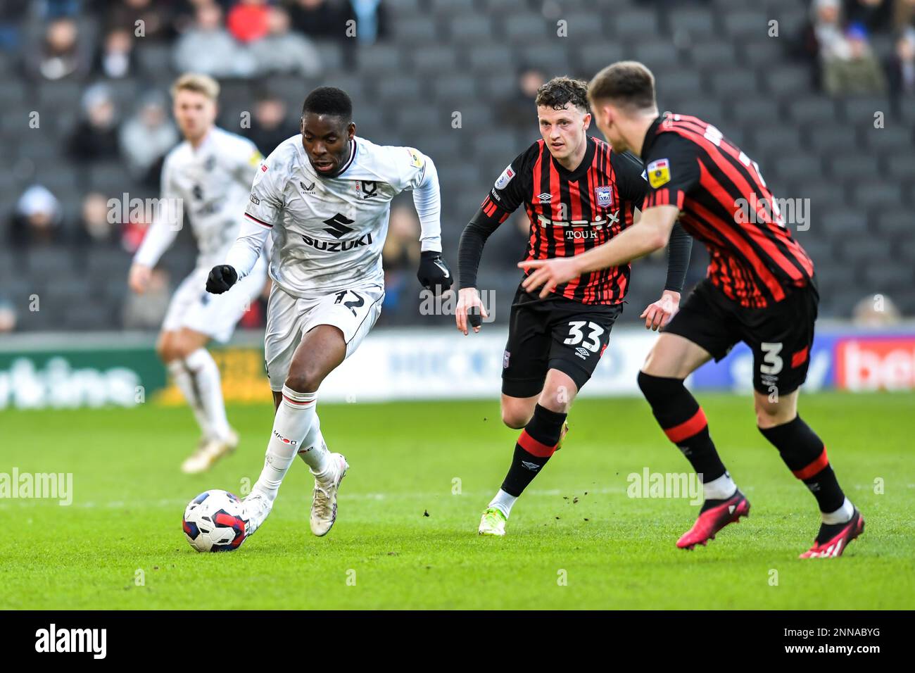 Jonathon Leko (12 Dons milton keynes) si reca in onda durante la partita della Sky Bet League 1 tra MK Dons e Ipswich Town allo stadio MK, Milton Keynes, sabato 25th febbraio 2023. (Foto: Kevin Hodgson | NOTIZIE MI) Credit: NOTIZIE MI & Sport /Alamy Live News Foto Stock