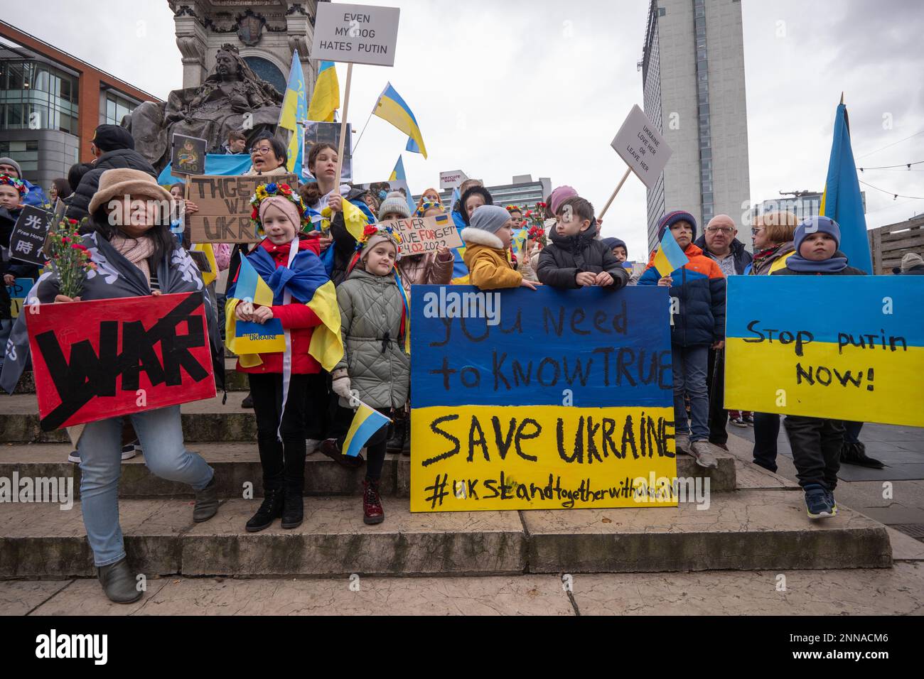 Banner anti war e anti Putin.Sabato 25th febbraio 2023 ha visto una marcia e un Rally a Manchester UK per sostenere l'Ucraina dopo l'anniversay di un anno, venerdì 24th febbraio, dell'invasione russa. Manchester City Centre.UK. Immagine: Garyroberts/worldwidefeatures.com Foto Stock