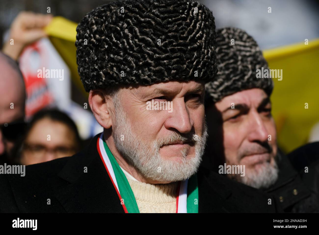 Bruxelles, Belgio. 25th Feb, 2023. Akhmed Zakayev, primo Ministro del governo in esilio della Repubblica cecena di Ichkeria durante una manifestazione per il primo anniversario dell'invasione russa a Bruxelles, in Belgio, il 25 febbraio 2023. Credit: ALEXANDROS MICHAILIDIS/Alamy Live News Foto Stock