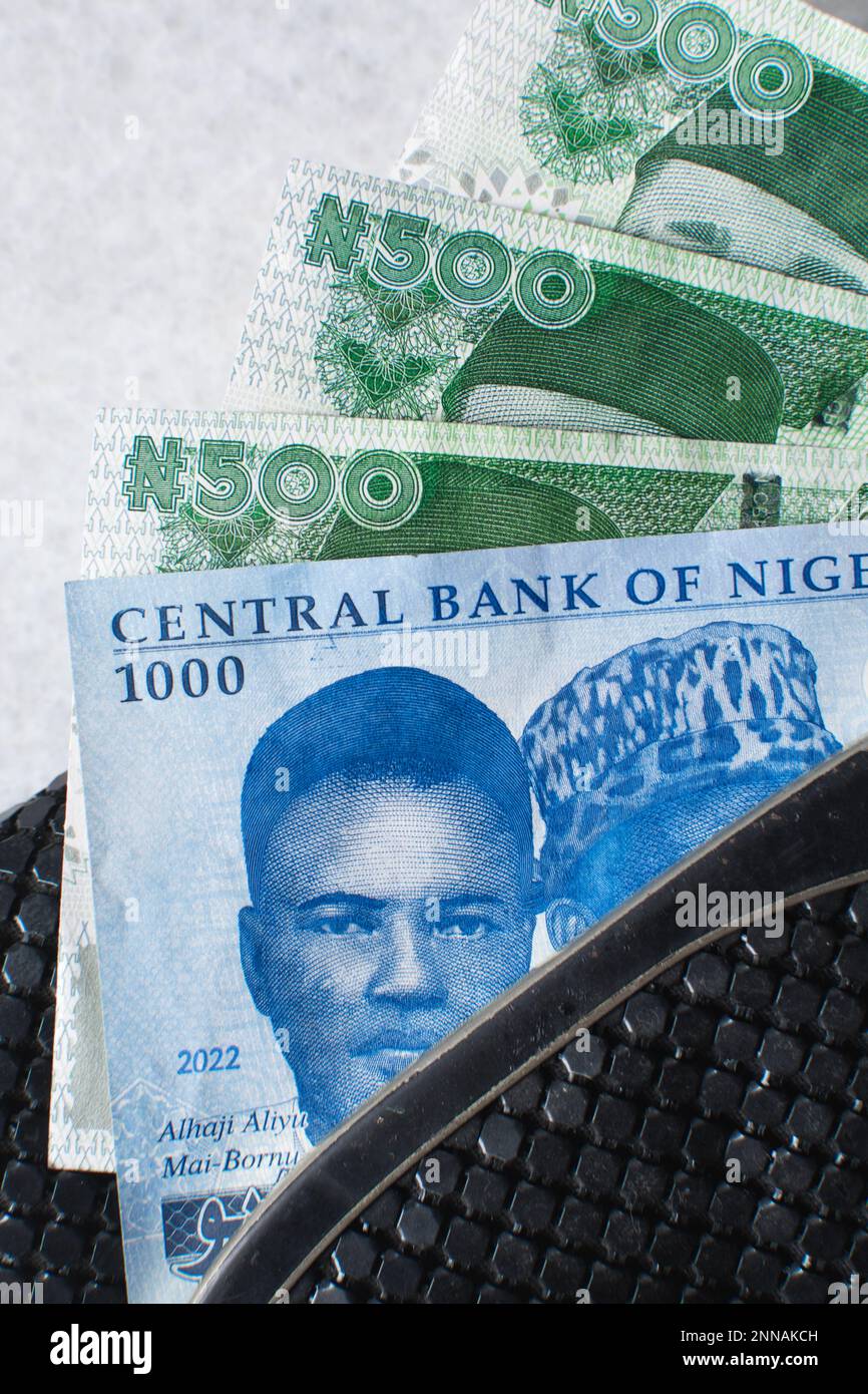 La nuova nota nigeriana 1000 Naira in una borsa nera, la nuova moneta della Nigeria Foto Stock