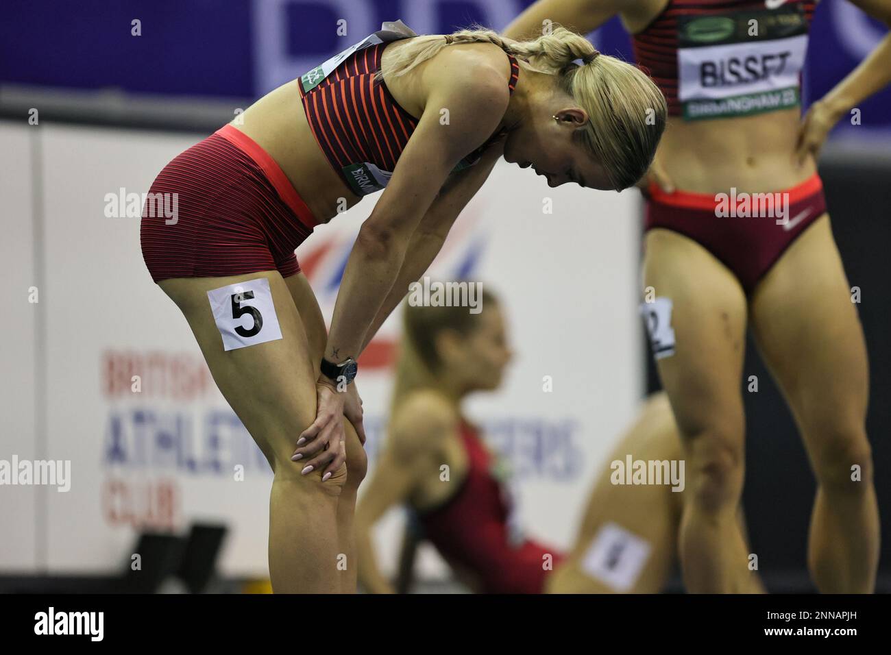 Birmingham, Regno Unito. 25th Feb 2023. Keely Hodgkinson (GBR) sembra sconsolato dal suo tempo, dopo aver vinto la Women's 800m durante la finale del Birmingham World Indoor Tour alla Utilita Arena di Birmingham sabato 25th febbraio 2023. (Foto: Pat Scaasi | NOTIZIE MI) Credit: NOTIZIE MI & Sport /Alamy Live News Foto Stock