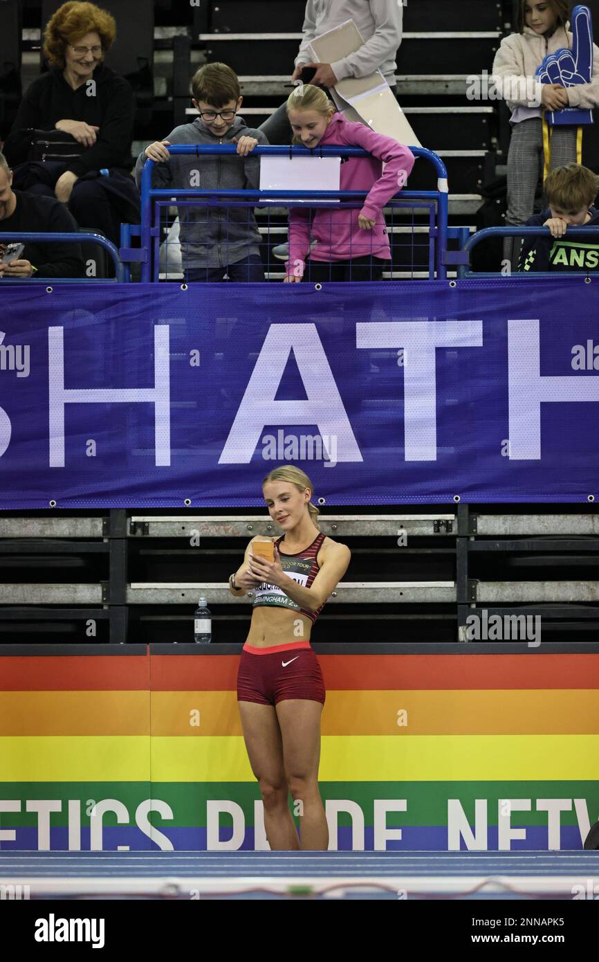 Birmingham, Regno Unito. 25th Feb 2023. Keely Hodgkinson (GBR) prende un selfie con un fan nello stand durante la finale del Birmingham World Indoor Tour alla Utilita Arena di Birmingham sabato 25th febbraio 2023. (Foto: Pat Scaasi | NOTIZIE MI) Credit: NOTIZIE MI & Sport /Alamy Live News Foto Stock