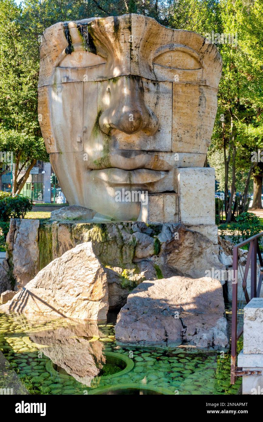 Fontana della Dea Roma di Igor Mitoraj in Piazza di Monte Grappa, Roma, Italia Foto Stock