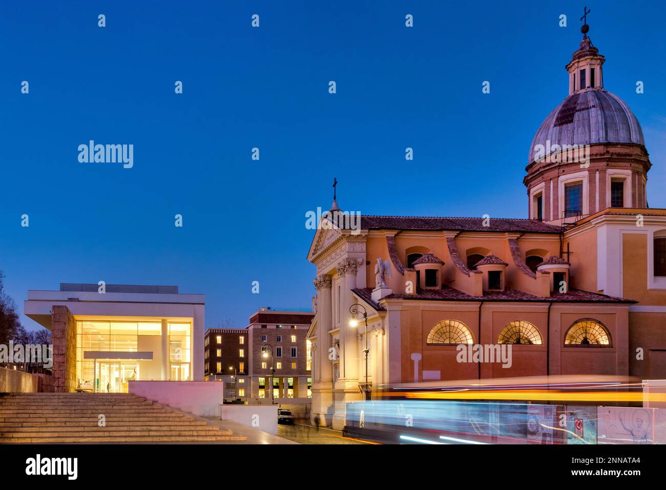 Vista del Museo dell'Ara Pacis e della Chiesa di San Rocco all'Augusteo, Roma, Italia Foto Stock