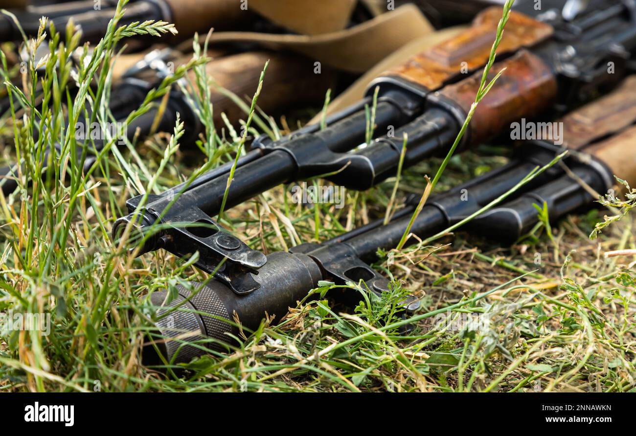 La mitragliatrice militare si trova sull'erba secca del campo Foto Stock