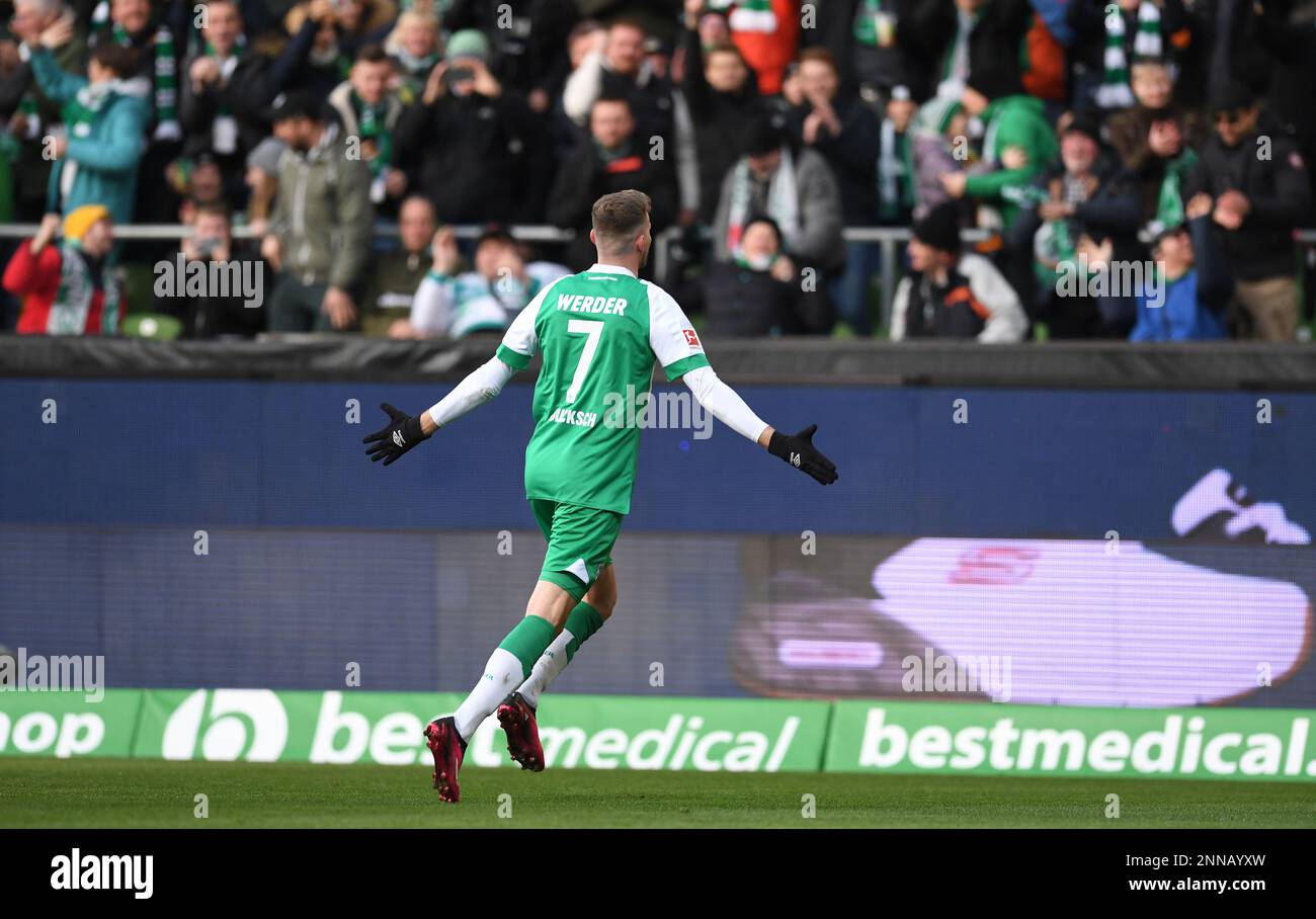 Germania. 25th Feb, 2023. Brema, Germania. 25th Feb, 2023. Calcio: Bundesliga, Werder Bremen - VfL Bochum, Giornata 22, wohninvest Weserstadion. Marvin Ducksch (r) di Brema celebra il suo obiettivo di realizzare 3:0. Credit: Carmen Jaspersen/dpa - NOTA IMPORTANTE: In conformità ai requisiti della DFL Deutsche Fußball Liga e del DFB Deutscher Fußball-Bund, è vietato utilizzare o utilizzare fotografie scattate nello stadio e/o della partita sotto forma di sequenze di immagini e/o serie di foto simili a video./dpa/Alamy Live News Credit: dpa Picture Alliance/Alamy Live News Foto Stock
