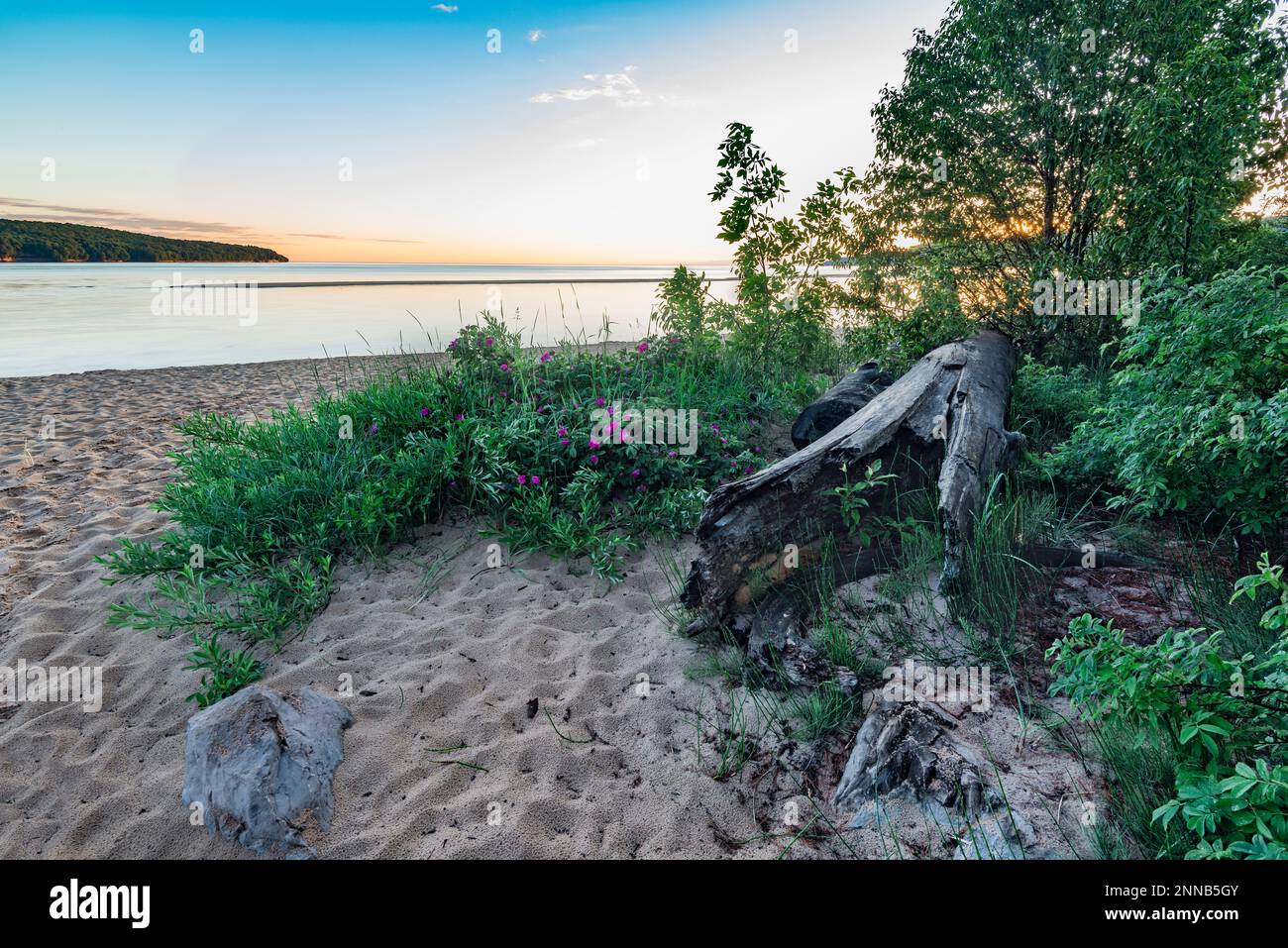 Lago superiore all'alba, nella penisola superiore del Michigan Foto Stock