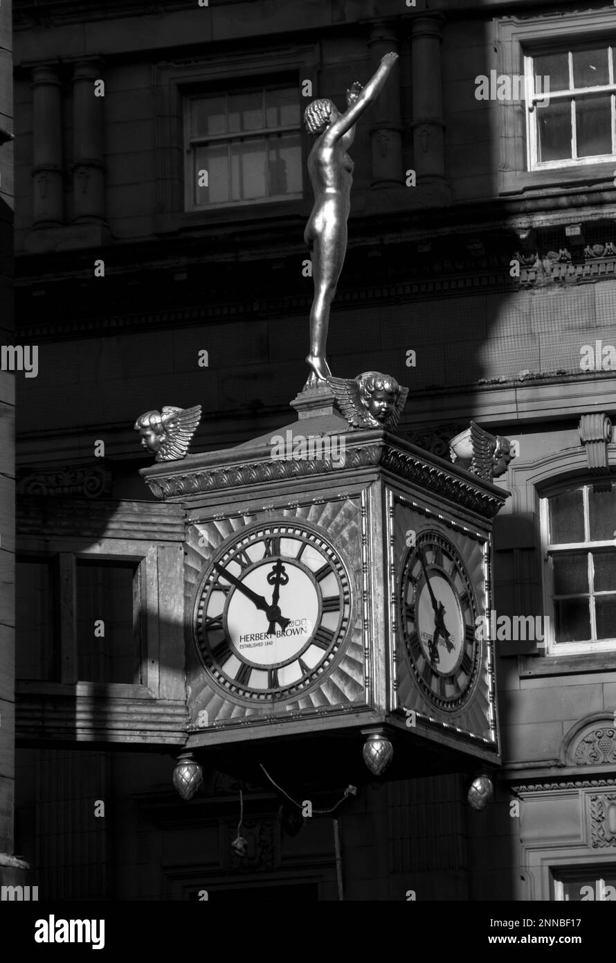 Orologio in un edificio nel centro di Newcastle Foto Stock