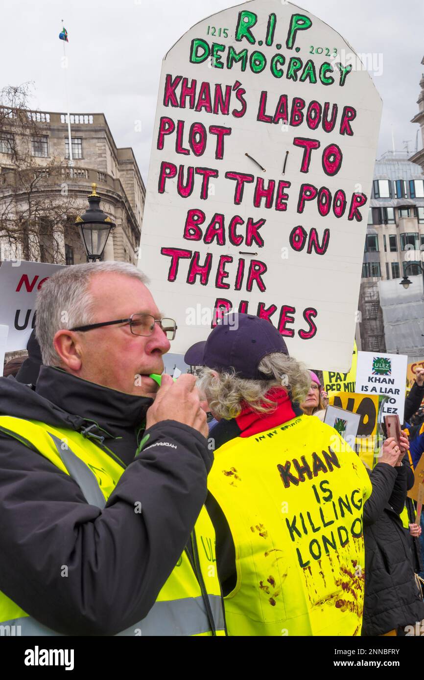 Londra, Regno Unito. 25 Feb 2023. I manifestanti hanno affollato la strada a Trafalgar Aquare con cartelli contro la prevista estensione del sindaco Khan della zona a bassissime emissioni (ULEZ), che farà pagare ai conducenti di veicoli extra inquinanti una tassa giornaliera per la guida in tutta la Grande Londra. L'ULEZ contribuirà a ridurre l'inquinamento atmosferico letale di Londra, che uccide migliaia di persone ogni anno e rovina la salute di molti altri. Peter Marshall/Alamy Live News Foto Stock