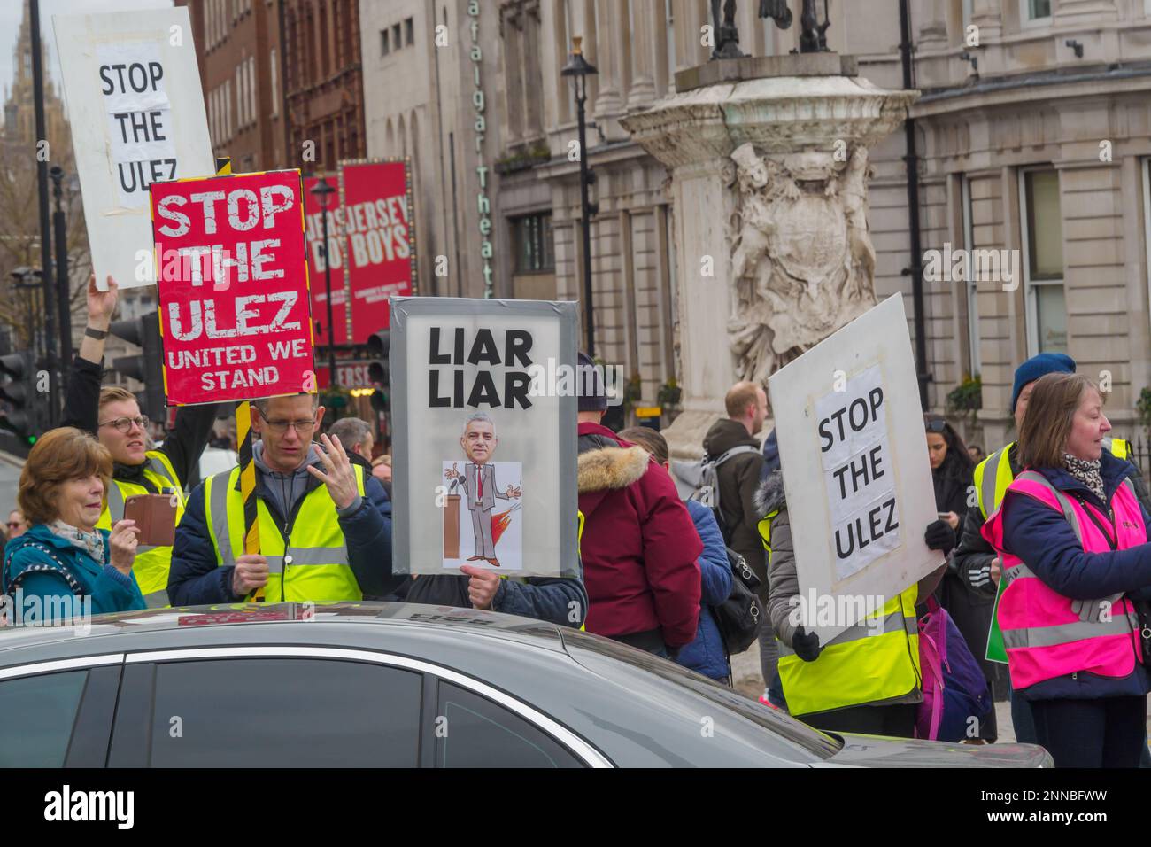 Londra, Regno Unito. 25 Feb 2023. I manifestanti hanno affollato la strada a Trafalgar Aquare con cartelli contro la prevista estensione del sindaco Khan della zona a bassissime emissioni (ULEZ), che farà pagare ai conducenti di veicoli extra inquinanti una tassa giornaliera per la guida in tutta la Grande Londra. L'ULEZ contribuirà a ridurre l'inquinamento atmosferico letale di Londra, che uccide migliaia di persone ogni anno e rovina la salute di molti altri. Peter Marshall/Alamy Live News Foto Stock