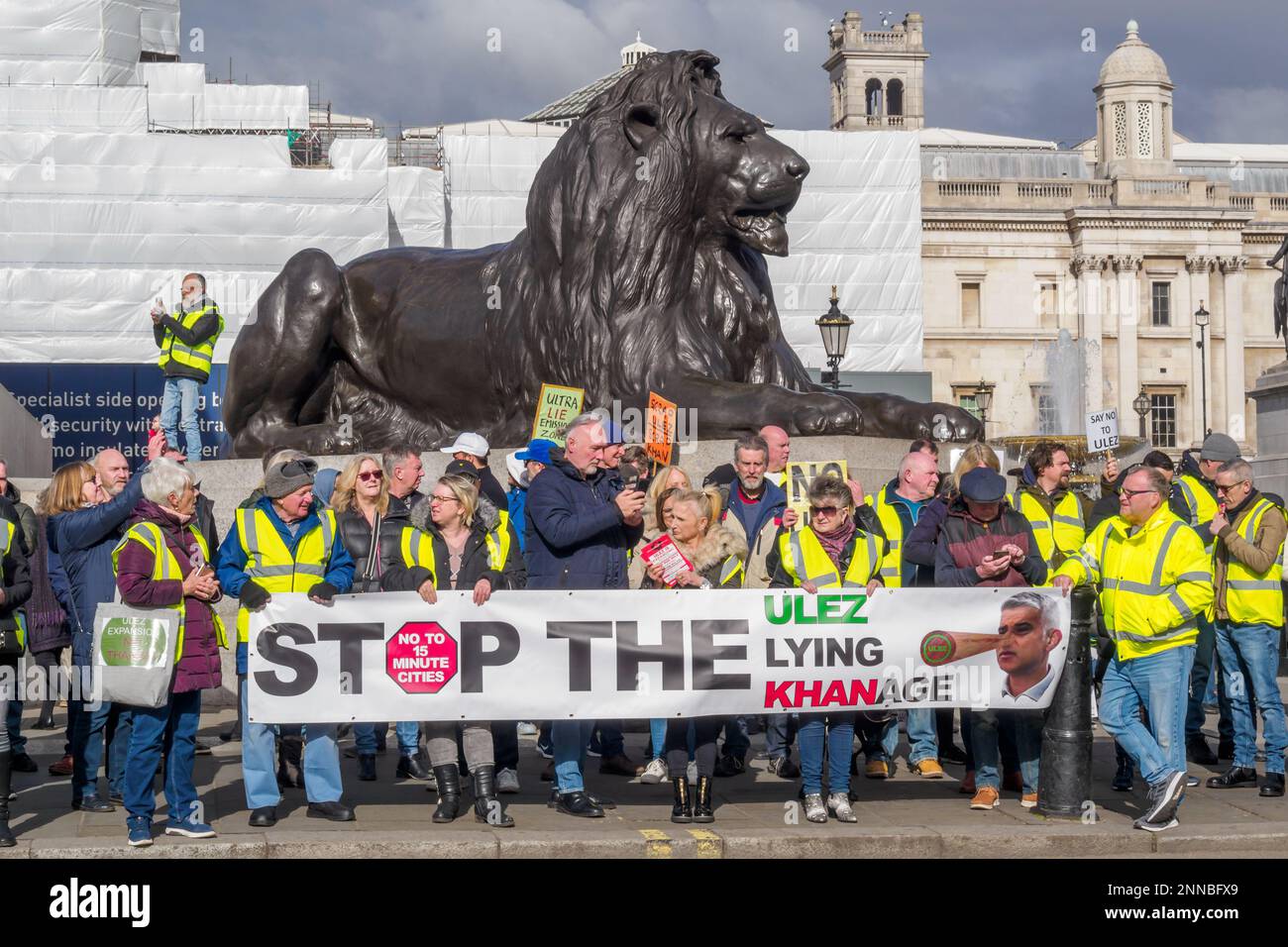 Londra, Regno Unito. 25 Feb 2023. I manifestanti hanno affollato la strada a Trafalgar Aquare con cartelli contro la prevista estensione del sindaco Khan della zona a bassissime emissioni (ULEZ), che farà pagare ai conducenti di veicoli extra inquinanti una tassa giornaliera per la guida in tutta la Grande Londra. L'ULEZ contribuirà a ridurre l'inquinamento atmosferico letale di Londra, che uccide migliaia di persone ogni anno e rovina la salute di molti altri. Peter Marshall/Alamy Live News Foto Stock