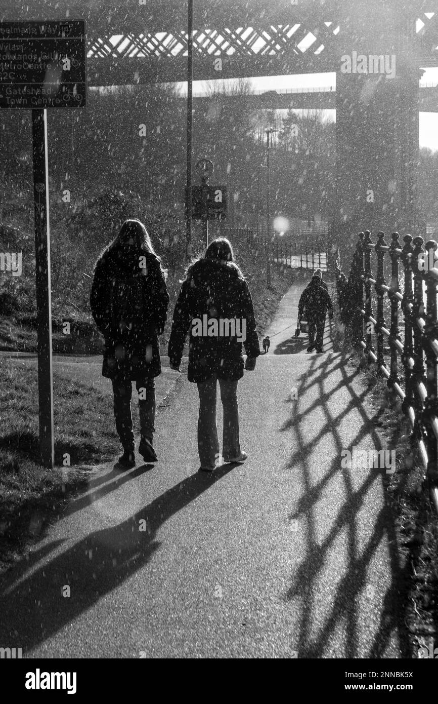 Una giornata fuori, madre e figlia fuori per una passeggiata lungo il lato Gateshead del fiume Tyne Foto Stock