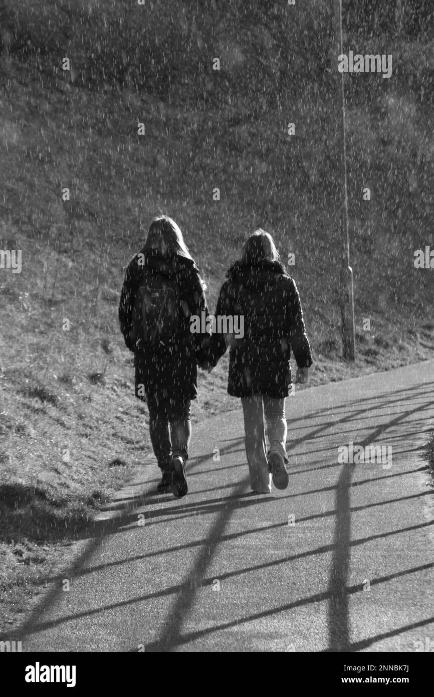 Una giornata fuori, madre e figlia fuori per una passeggiata lungo il lato Gateshead del fiume Tyne Foto Stock