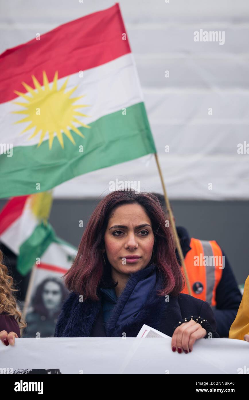 Londra, Regno Unito, 25th febbraio 2023. Una marcia a Trafalgar Square per protestare contro la violenza in corso da parte del regime iraniano contro il proprio popolo e per sostenere la rivoluzione della libertà di vita delle donne in Iran. (Tennessee Jones - Alamy Live News) Foto Stock