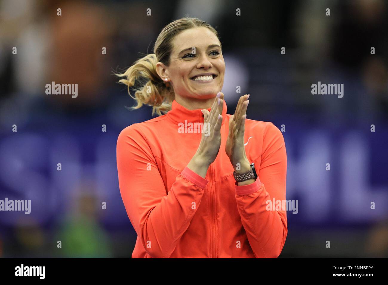 Birmingham, Regno Unito. 25th Feb 2023. Alysha Newman (CAN) riceve il suo trofeo durante la finale del Birmingham World Indoor Tour alla Utilita Arena di Birmingham sabato 25th febbraio 2023. (Foto: Pat Scaasi | NOTIZIE MI) Credit: NOTIZIE MI & Sport /Alamy Live News Foto Stock