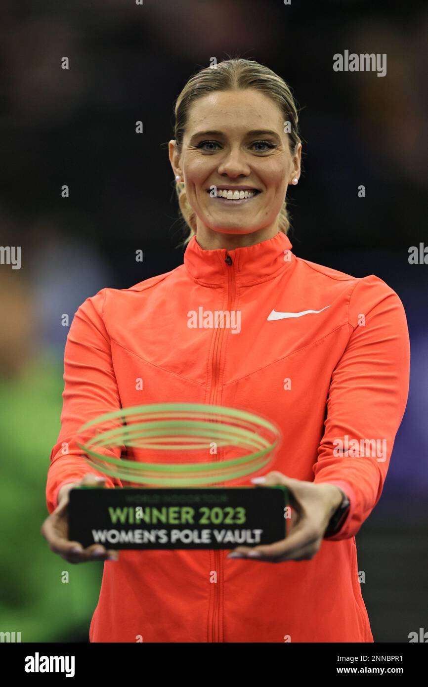 Birmingham, Regno Unito. 25th Feb 2023. Alysha Newman (CAN) riceve il suo trofeo durante la finale del Birmingham World Indoor Tour alla Utilita Arena di Birmingham sabato 25th febbraio 2023. (Foto: Pat Scaasi | NOTIZIE MI) Credit: NOTIZIE MI & Sport /Alamy Live News Foto Stock