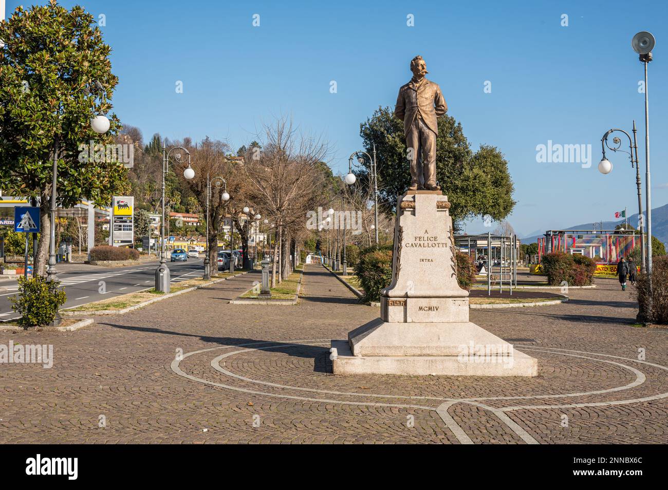 Intra, Italia - 02-05-2023: La statua di Cavallotti sul lungomare di Intra Foto Stock