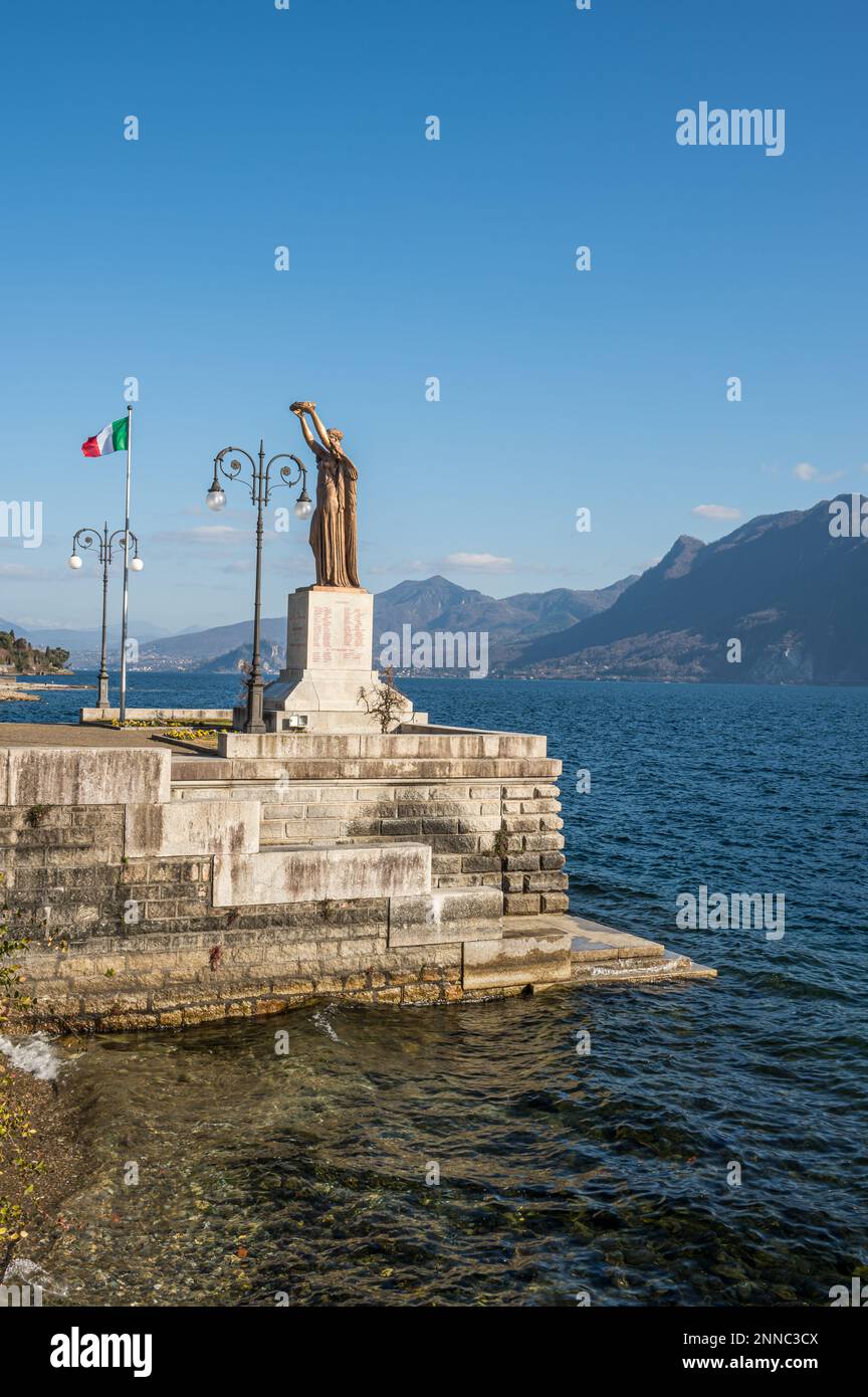 Intra, Italia - 02-05-2023: Bellissimo monumento sul lungomare di Intra Foto Stock