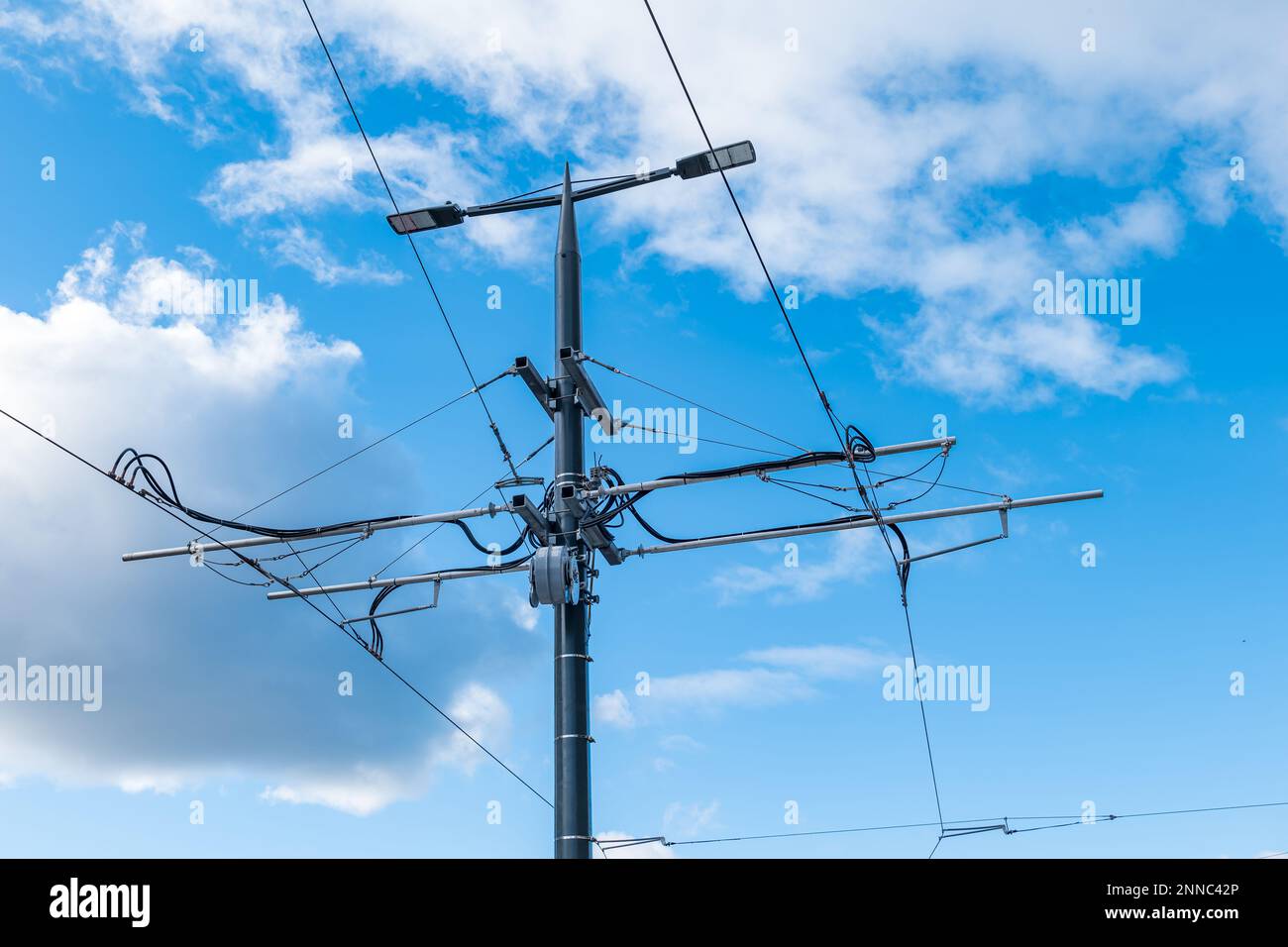 Cavi elettrici sospesi per la linea del tram contro il cielo blu, Edimburgo, Scozia, Regno Unito Foto Stock