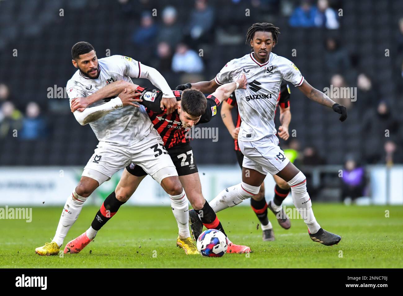 Zak Jules (33 Milton Keynes Dons) sfida George Hirst (27 Ipswich Town) durante la partita della Sky Bet League 1 tra MK Dons e Ipswich Town allo Stadio MK, Milton Keynes sabato 25th febbraio 2023. (Foto: Kevin Hodgson | NOTIZIE MI) Credit: NOTIZIE MI & Sport /Alamy Live News Foto Stock