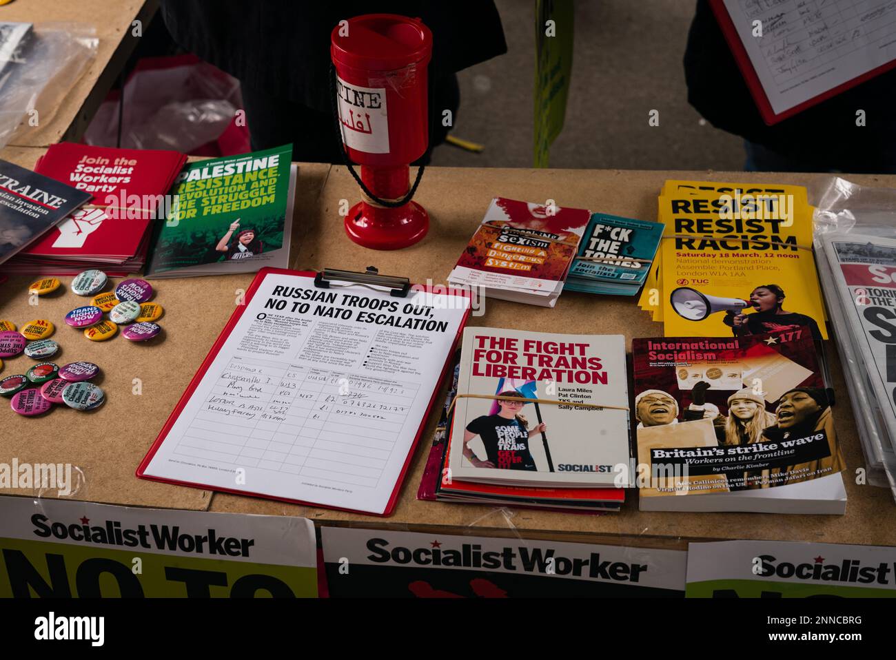 Londra, Regno Unito, 25th febbraio 2023. Una marcia a Trafalgar Square per protestare contro il coinvolgimento della NATO e delle potenze occidentali nel finanziamento e nel sostegno all'Ucraina mentre gli ucraini tentano di difendere il loro paese dall'invasione illegale della Federazione russa. Una contro-dimostrazione ha messo in luce gli assalti genocidi russi al popolo ucraino. (Tennessee Jones - Alamy Live News) Credit: Tennessee Jones/Alamy Live News Foto Stock
