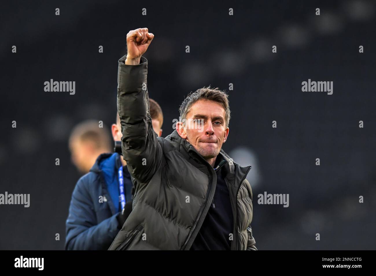 Il manager Kieran McKenna (Manager Ipswich Town) si presenta ai fan alla fine della partita della Sky Bet League 1 tra MK Dons e Ipswich Town allo Stadio MK, Milton Keynes, sabato 25th febbraio 2023. (Foto: Kevin Hodgson | NOTIZIE MI) Credit: NOTIZIE MI & Sport /Alamy Live News Foto Stock