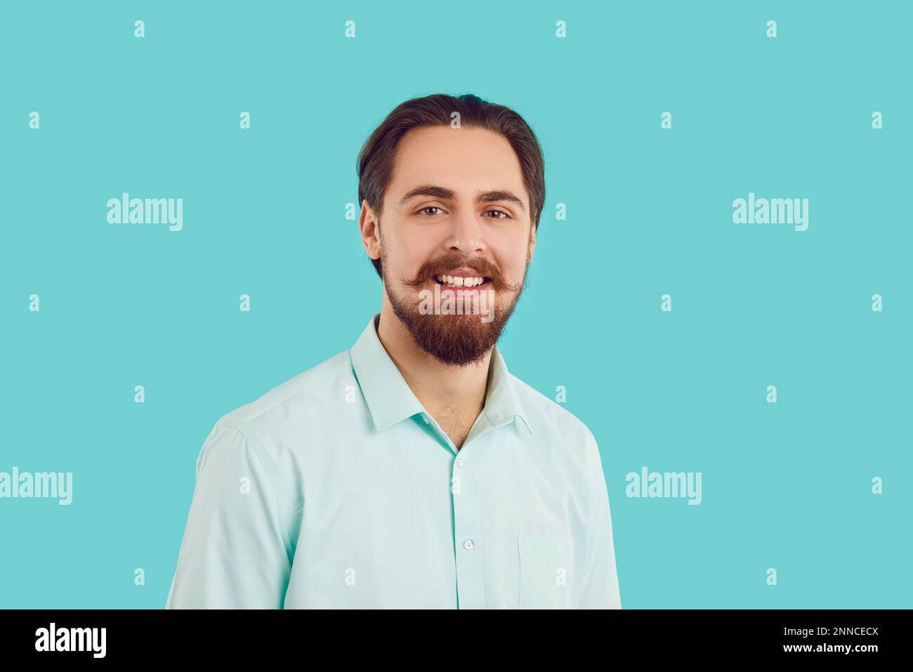 Ritratto di un felice uomo hipster millenario con baffi alla moda e con un bel sorriso. Foto Stock