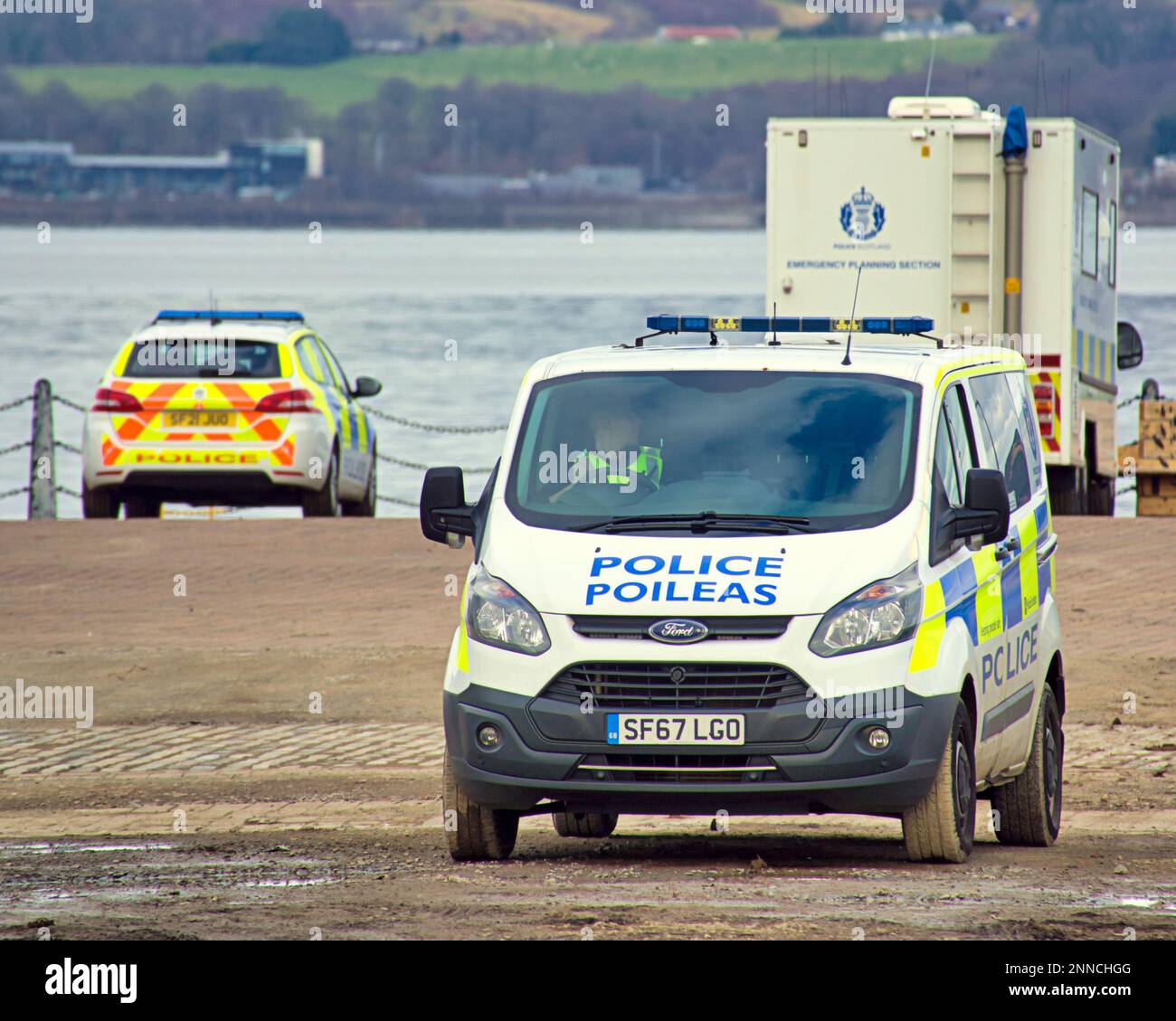 Glasgow, Scozia, Regno Unito 25th febbraio 2023. Il disastro del rimorchiatore a Greenock ha visto una presenza enorme della polizia che assicura che non le folle vedano dal bordo del fiume. Credit Gerard Ferry/Alamy Live News Foto Stock