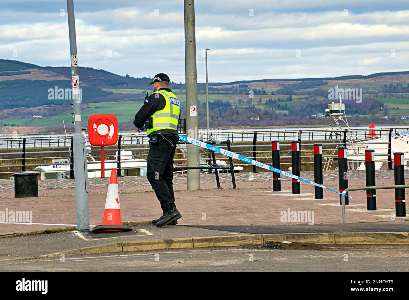 Glasgow, Scozia, Regno Unito 25th febbraio 2023. Il disastro del rimorchiatore a Greenock ha visto una presenza enorme della polizia che assicura che non le folle vedano dal bordo del fiume. Credit Gerard Ferry/Alamy Live News Foto Stock