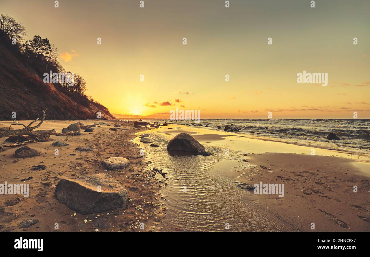 Spiaggia panoramica al tramonto, tonalità cromatiche applicate. Foto Stock