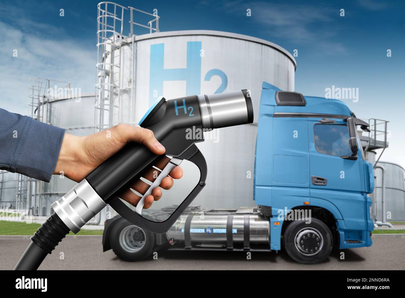 Mano con ugello di rifornimento H2 su uno sfondo del semi-camion a celle a combustibile a idrogeno Foto Stock