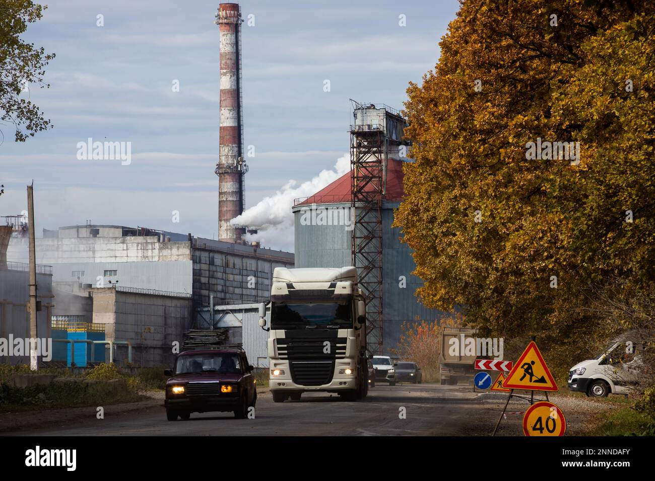 Segnale di avvertimento per lavori stradali davanti al marciapiede della strada. Primo piano. Foto Stock