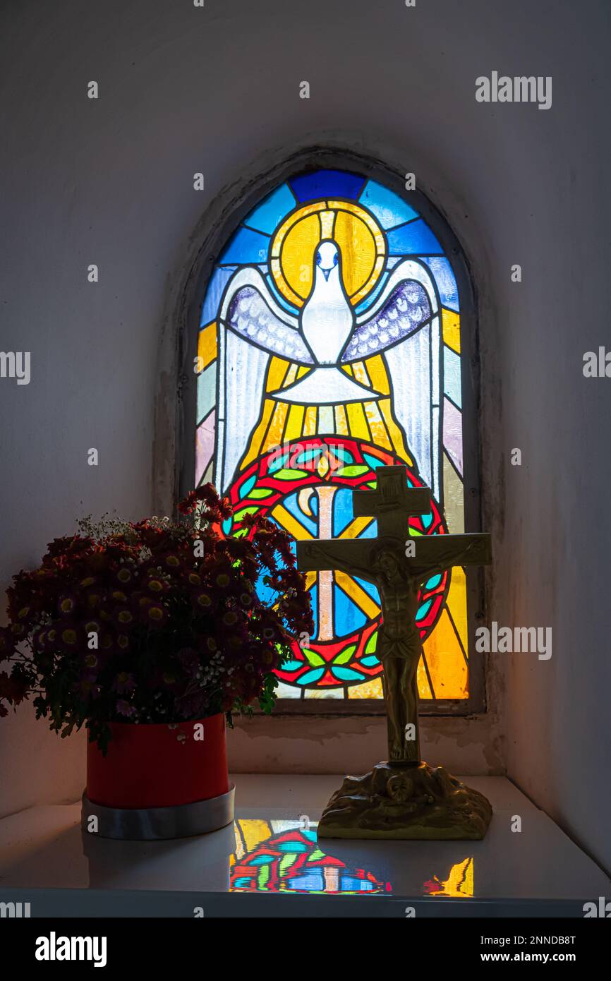 Gesù cristo sulla croce con sfondo muro nella chiesa cattolica. Foto Stock