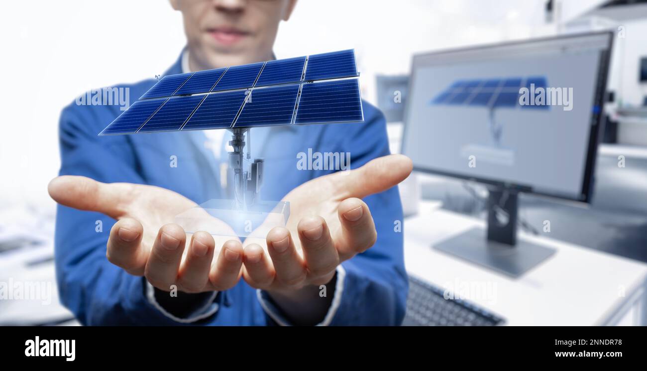 L'ingegnere di sviluppo tiene nelle sue mani un modello di un pannello solare creato in realtà aumentata. Foto Stock