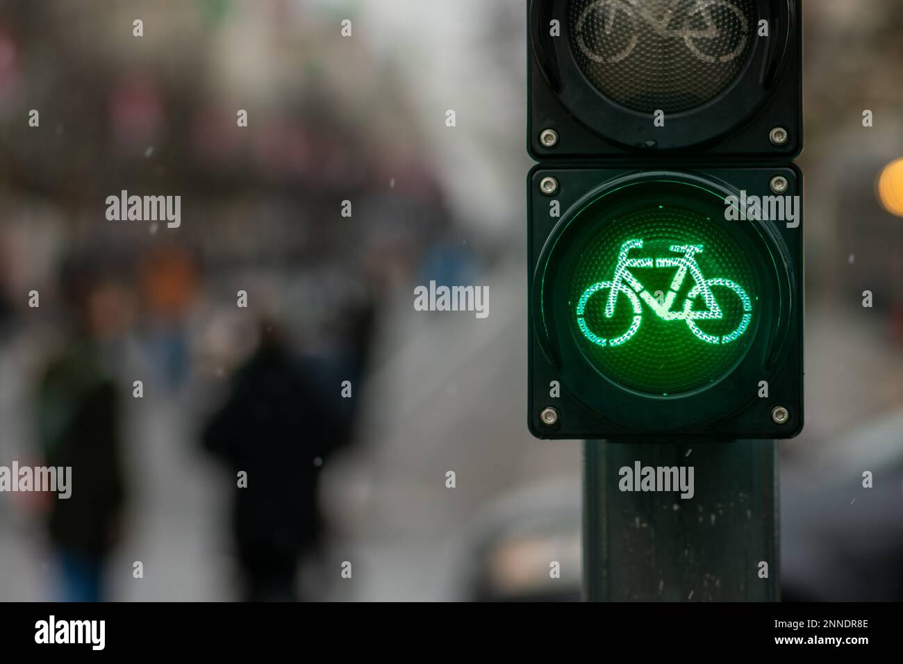 Trasporto sostenibile. Segnale del traffico in bicicletta, semaforo verde, bici da strada, zona o zona bici libera, bici amichevole, primo piano Foto Stock